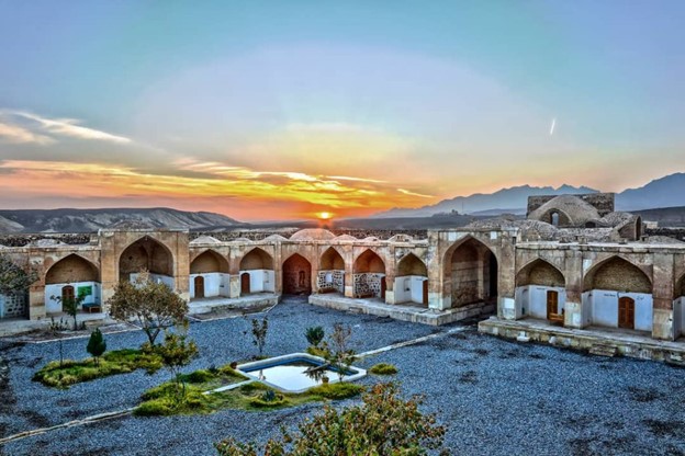 کاروانسرای قصر بهرام؛ اقامتگاه شاهی در دل کویر